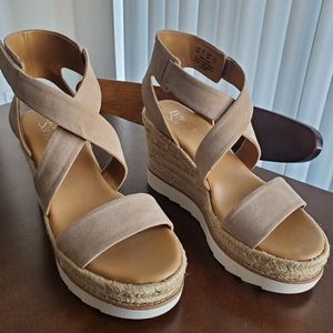 CUTE WEDGE SANDAL